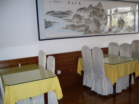 餐厅 青岛经济型连锁酒店;旅游咨询;客房服务;商务中心;票务代订; 青岛经济型酒店|青岛经济技术开发区馗龙商务有限公司